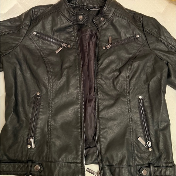Women’s black moto type jacket. Double lined. Working zipper pockets - Picture 4 of 10